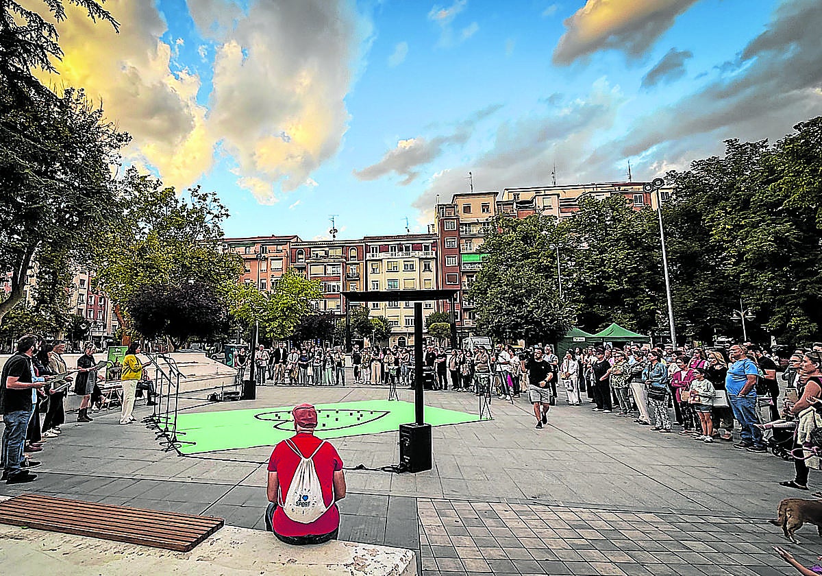 Acto celebrado este miércoles en el parque Gallarza en el que se encendieron velas en recuerdo de las personas fallecidas por suicidios.