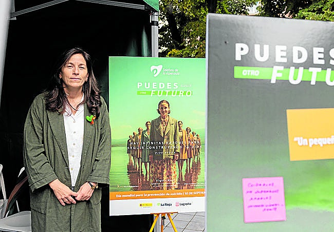 Cristina Díez, presidenta del Teléfono de la Esperanza, en la carpa informativa instalada en el parque Gallarza.