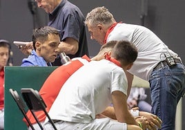 Zabala atiende a su padre en la final del Cuatro y medio jugada en Pamplona, en la feria de San Fermin.