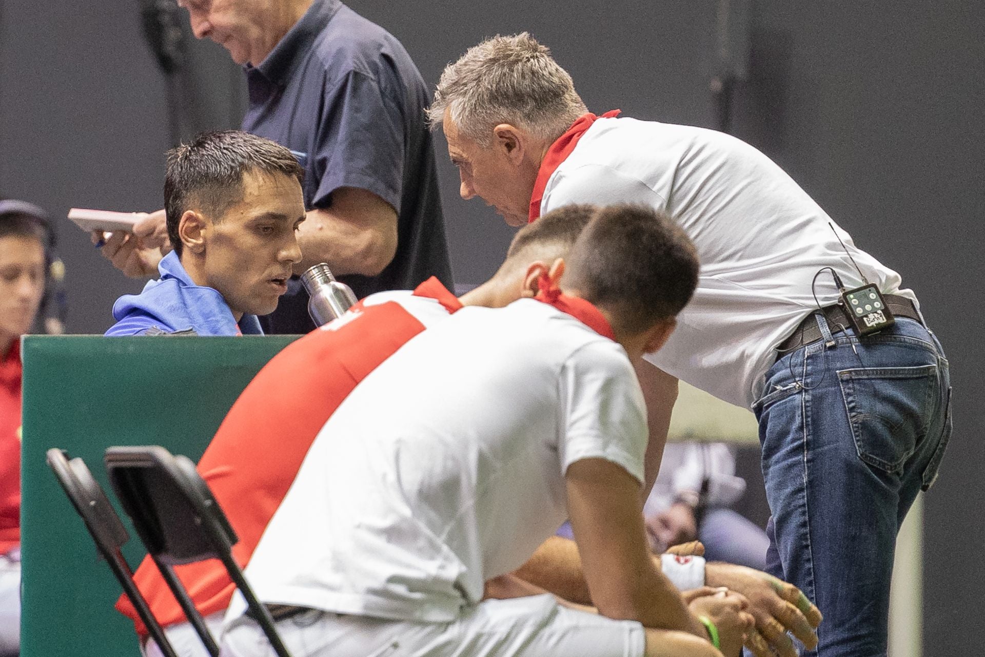 Zabala atiende a su padre en la final del Cuatro y medio jugada en Pamplona, en la feria de San Fermin.