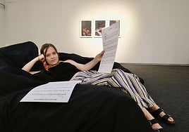 Andrea de Blas entre las partituras de su primer disco, 'En frente mío', proyecto que expone en la Esdir.