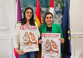 Elena Jiménez y Reyes Zapata, con el cartel del festival.