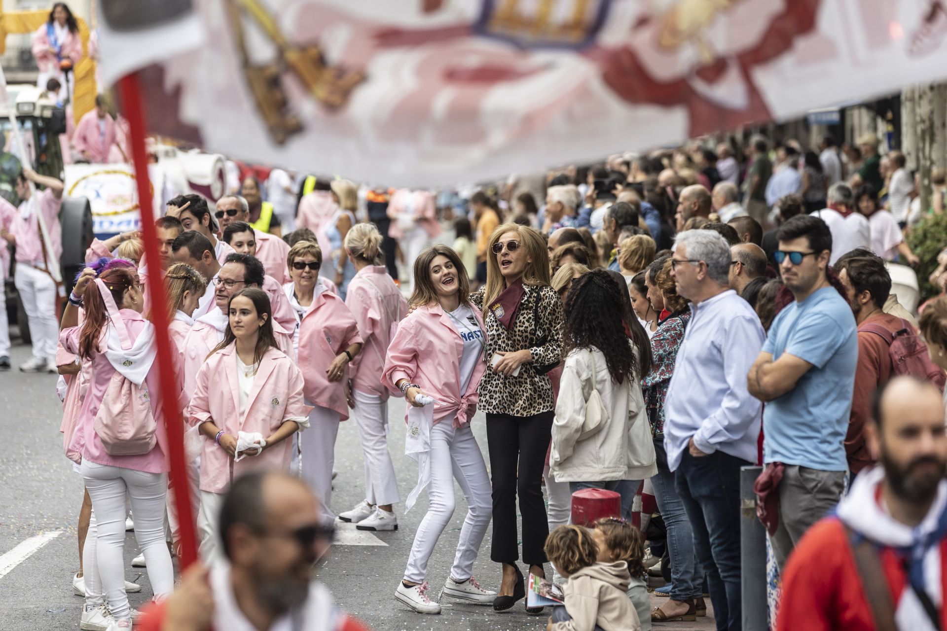 Peñistas durante el desfile de Carrozas de los sanmateos de 2023.