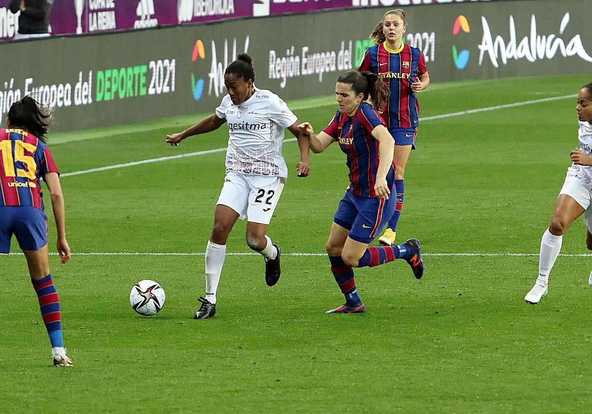 Daniela Caracas, antigua jugadora del EDF Logroño, en el partido de la final de la Copa contra el Barcelona.