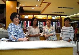 Las hermanas Yolanda, Gema, Elizabeth y Perla Solano, en el mostrador de St. Gottard, en la calle Grande .