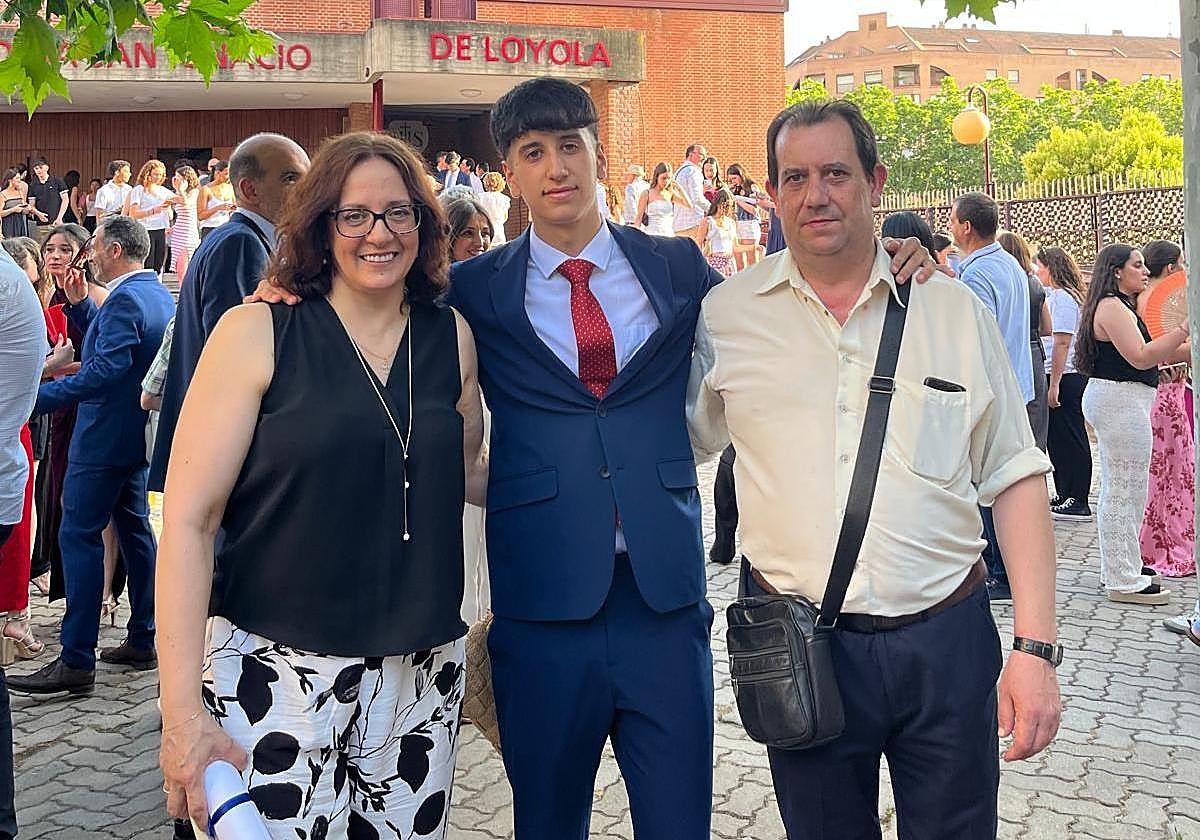 Luis Miguel, con sus padres el día de su graduación, el pasado junio.