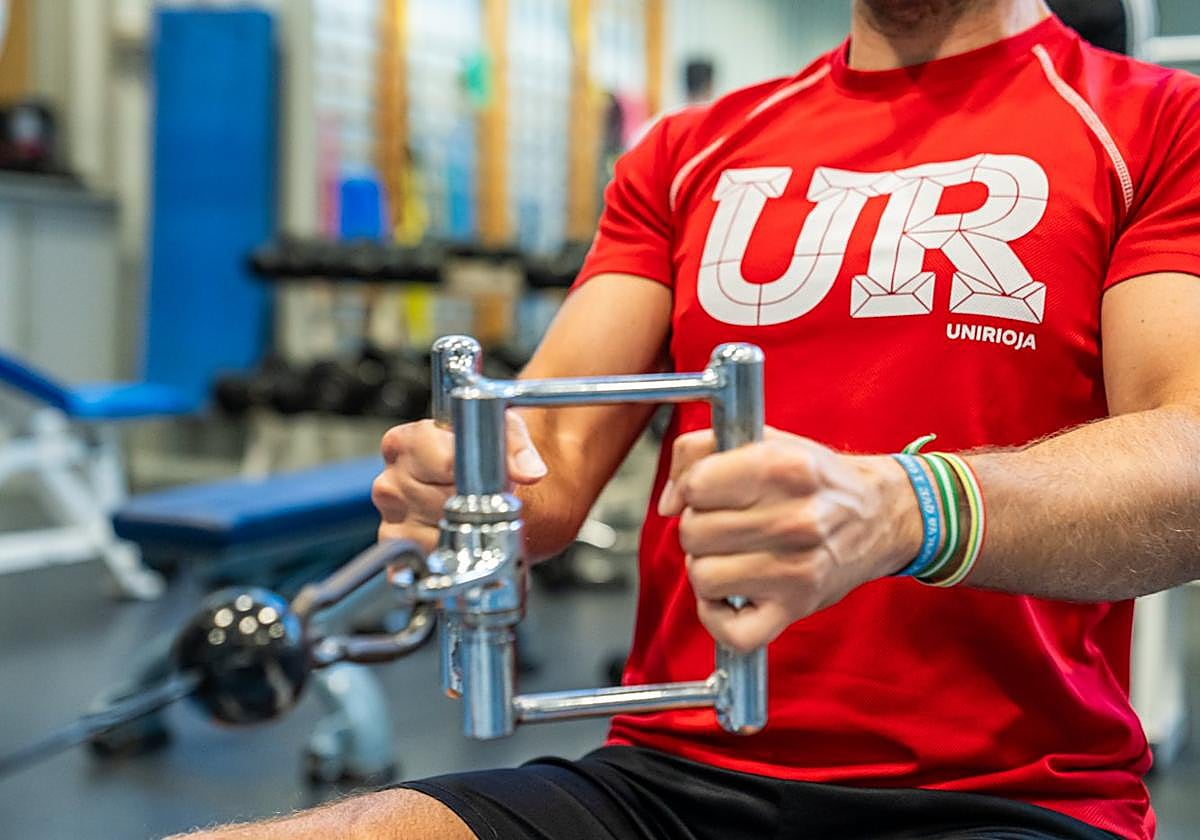 Un alumno de la UR se ejercita en el gimnasio.