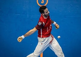 Darío se dispone a golpear con la derecha.