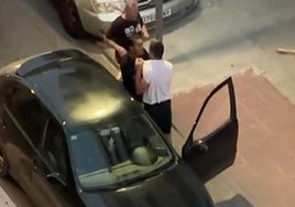 Imagen de la agresión al conductor tras el accidente de tráfico, en la calle José María Garrido.