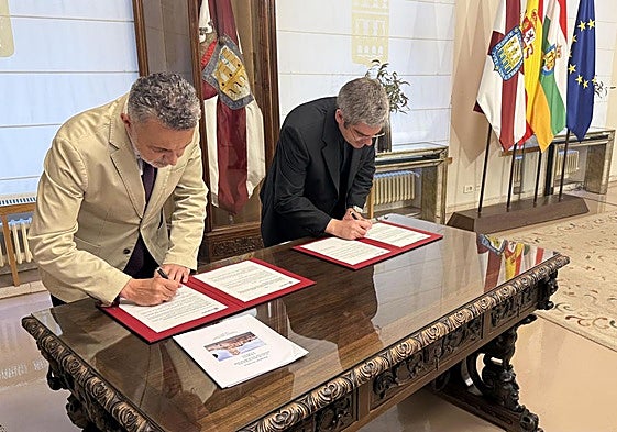 El alcalde, Conrado Escobar, junto con el delegado diocesano de Patrimonio Cultural, Jesús Ignacio Merino, en la firma del convenio.