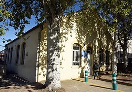 Una usuaria accede a 'La Casita', anexa al Hospital de La Rioja, el edificio que alberga el Centro de Atención a la Salud Sexual y Reproductiva.