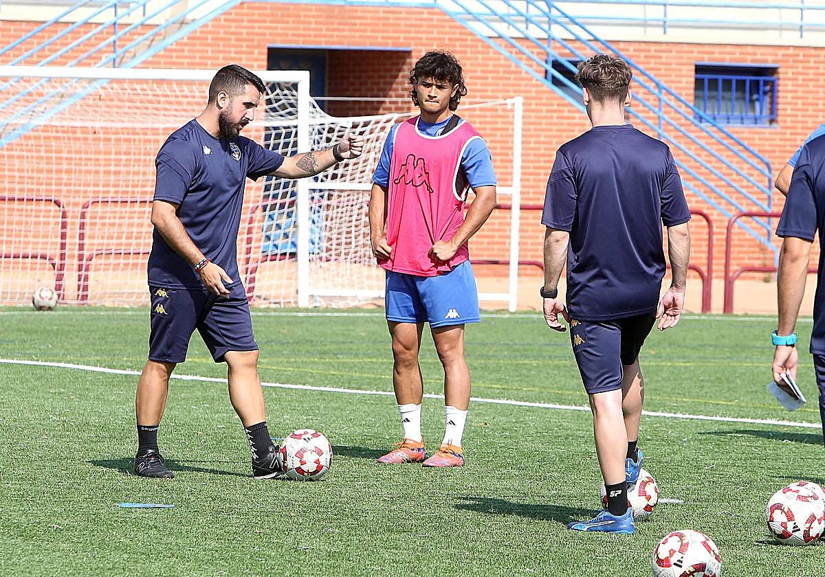 Adrián Cantabrana da instrucciones a sus jugadores en un entrenamiento en Pradoviejo.