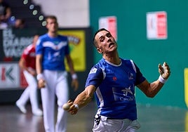 Zabala ataca la pelota con la derecha mientras Mariezkurrena le observa desde atrás.