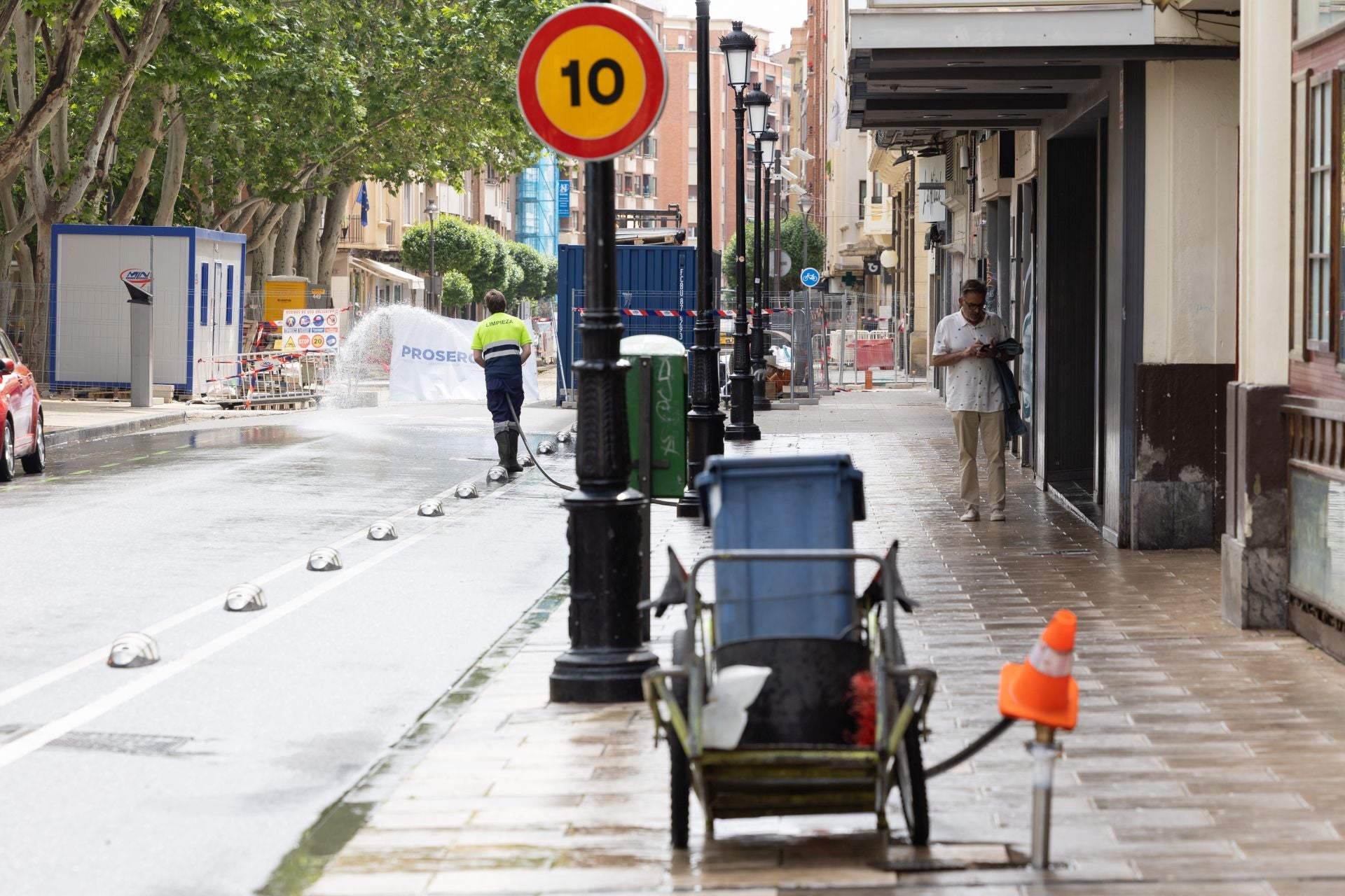 Baldeo de calles por parte de los servicios de limpieza del Ayuntamiento de Logroño.