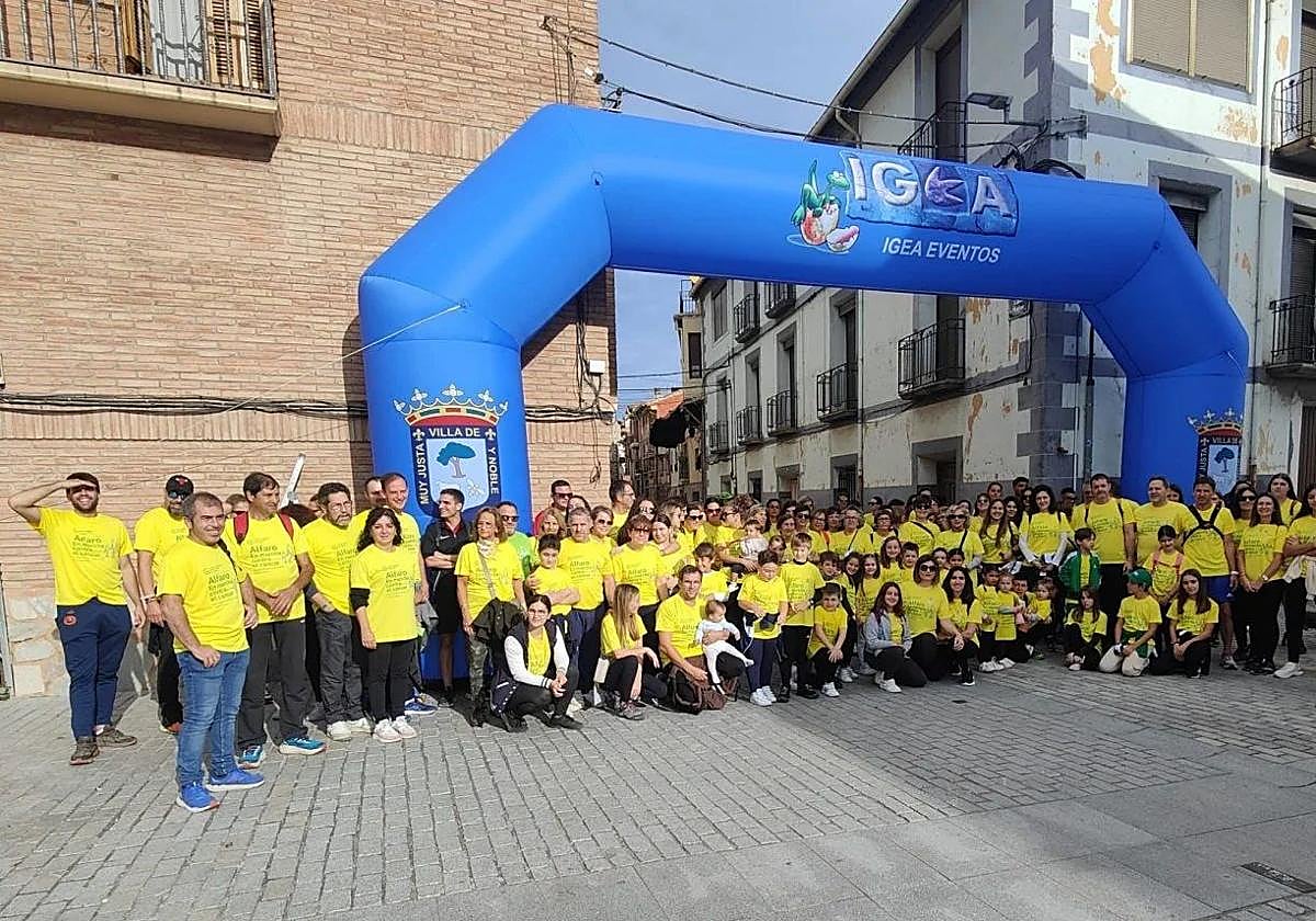 Participantes en la marcha contra el cáncer 2024 de Igea, en la salida.
