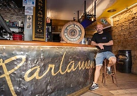 Miguel Díaz de Greñu, junto a la barra del bar Parlamento en Logroño.
