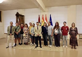 El alcalde Escobar, junto a los representantes de las nueve peñas de la ciudad, 'escoltados' por los ediles Miguel Sáinz y Laura Lázaro, este viernes.
