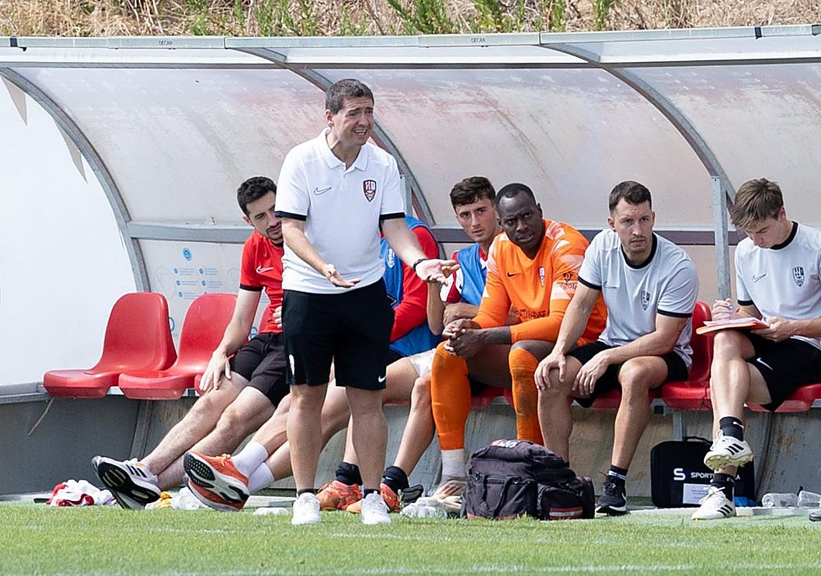 Unai Mendia da instrucciones a sus jugadores.