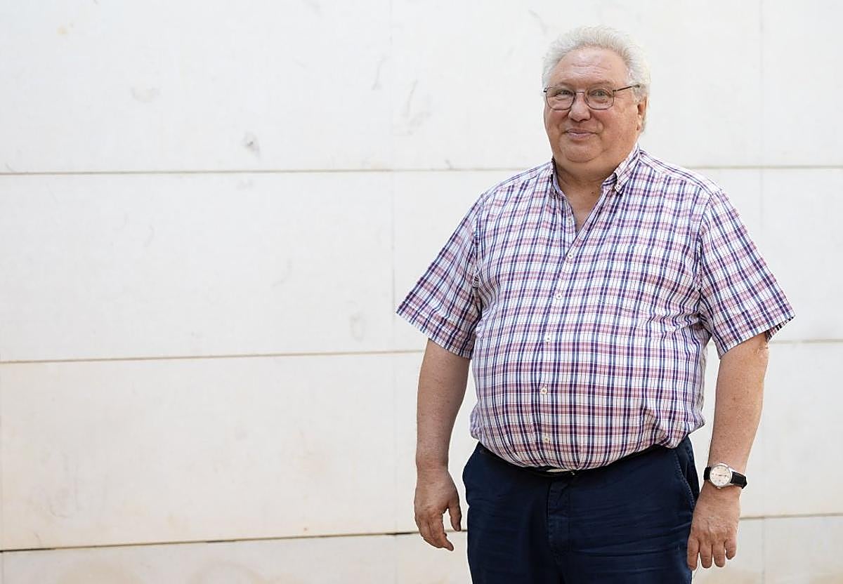 El director de Cáritas, junto a la parroquia San Ezequiel Moreno.