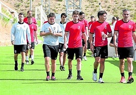 Mendia, Rivero, Febas e Iñaki se retiran del campo, junto al resto de sus compañeros.