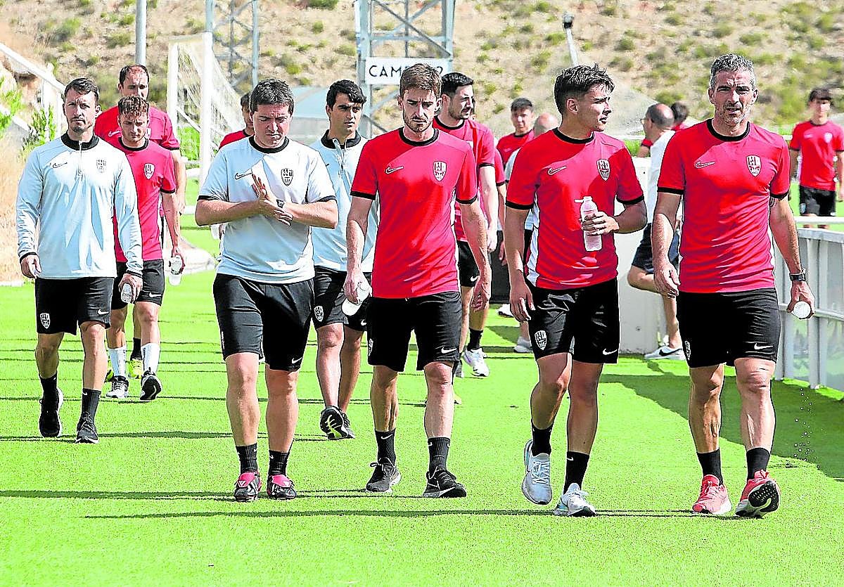 Mendia, Rivero, Febas e Iñaki se retiran del campo, junto al resto de sus compañeros.