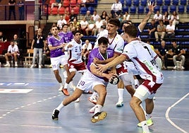 Pergel detiene en defensa a Gonzalo Velasco ayudado por Preciado.