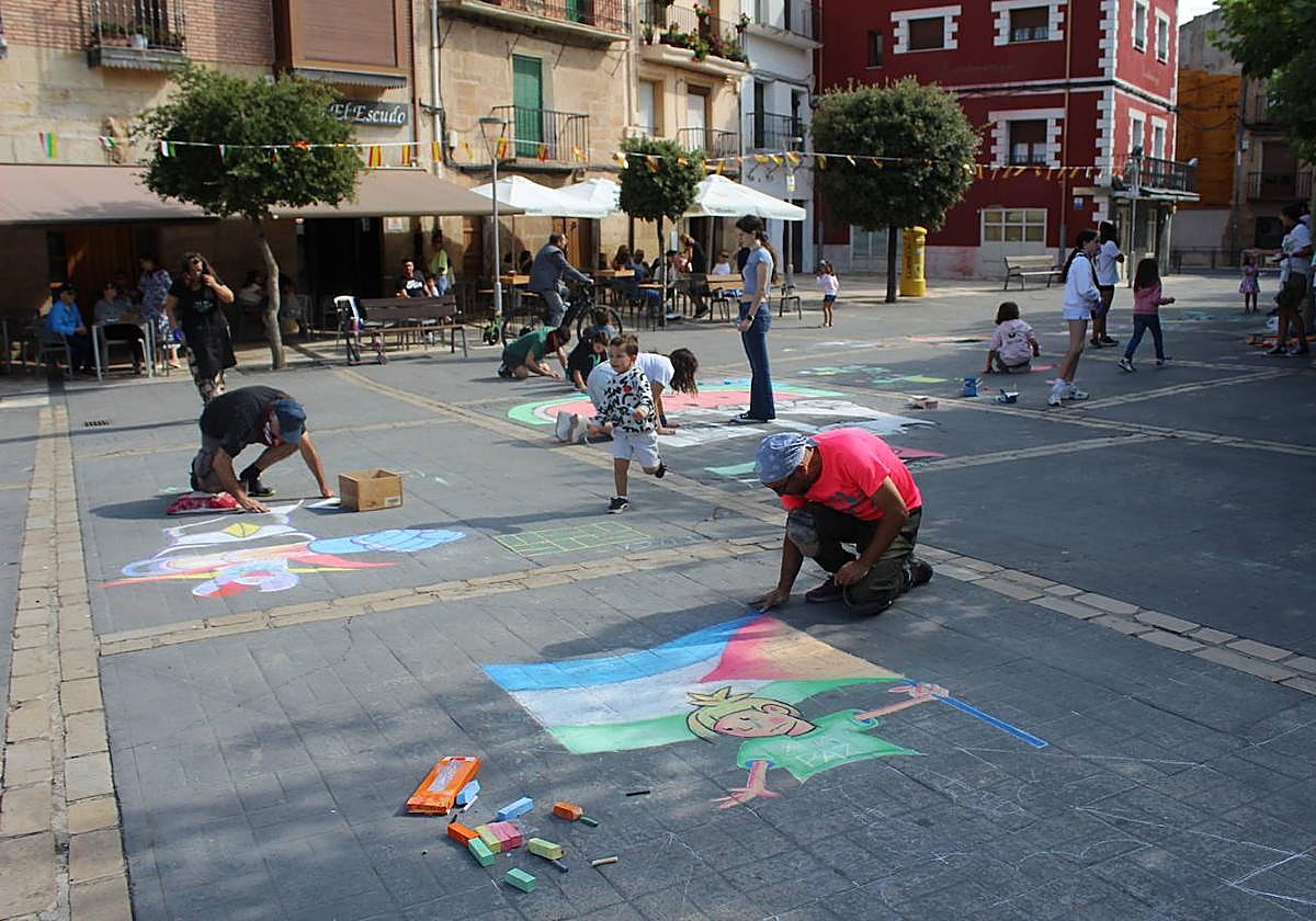 Concurso de pintadas con tiza en el suelo.