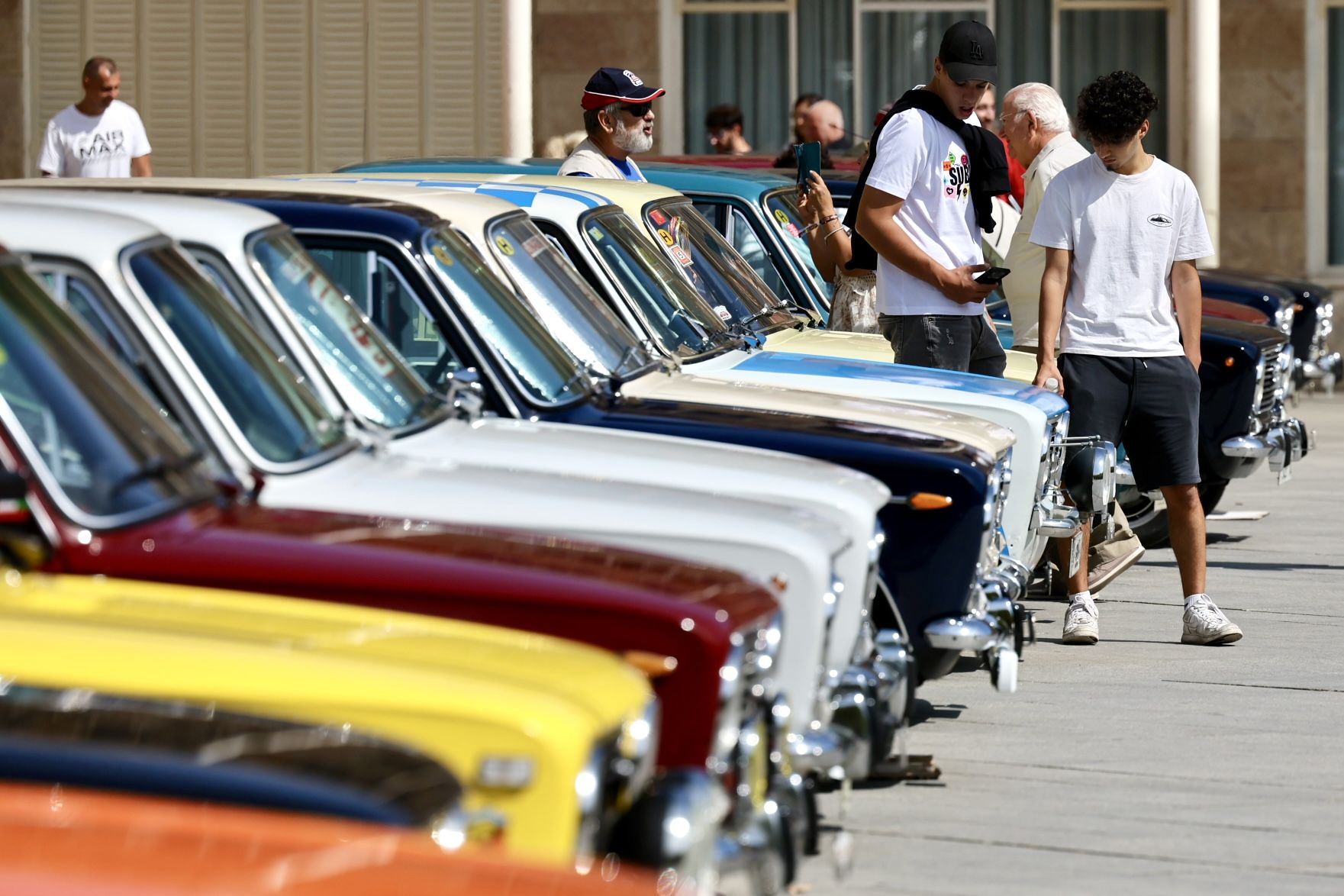 Las imágenes de la concentración de coches Seat de otra época en Logroño