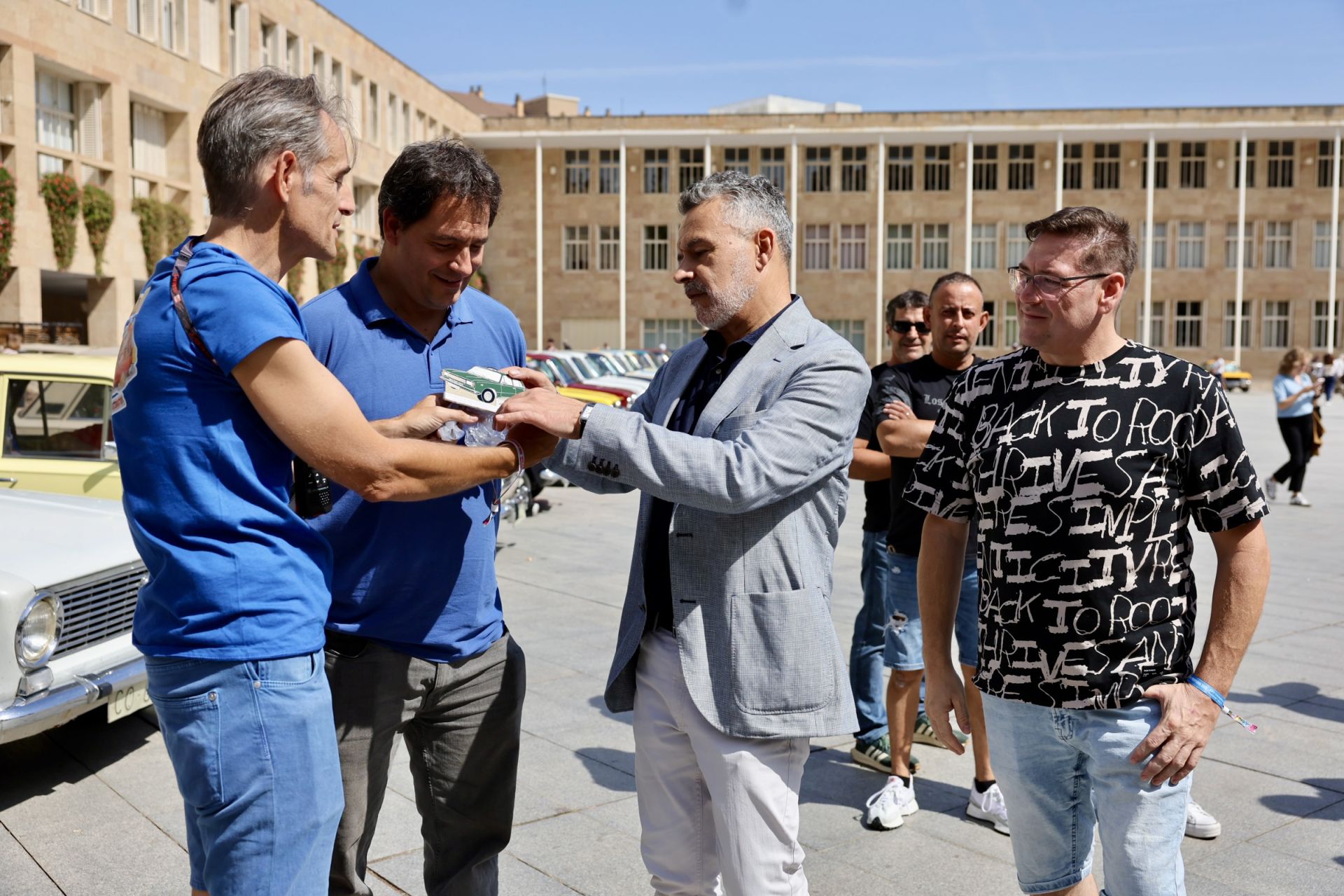 Las imágenes de la concentración de coches Seat de otra época en Logroño