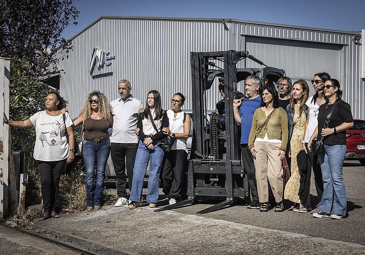 Una docena de trabajadores de CMP Automotive, en los exteriores de la empresa que ya cierra y deja a la plantilla en la calle