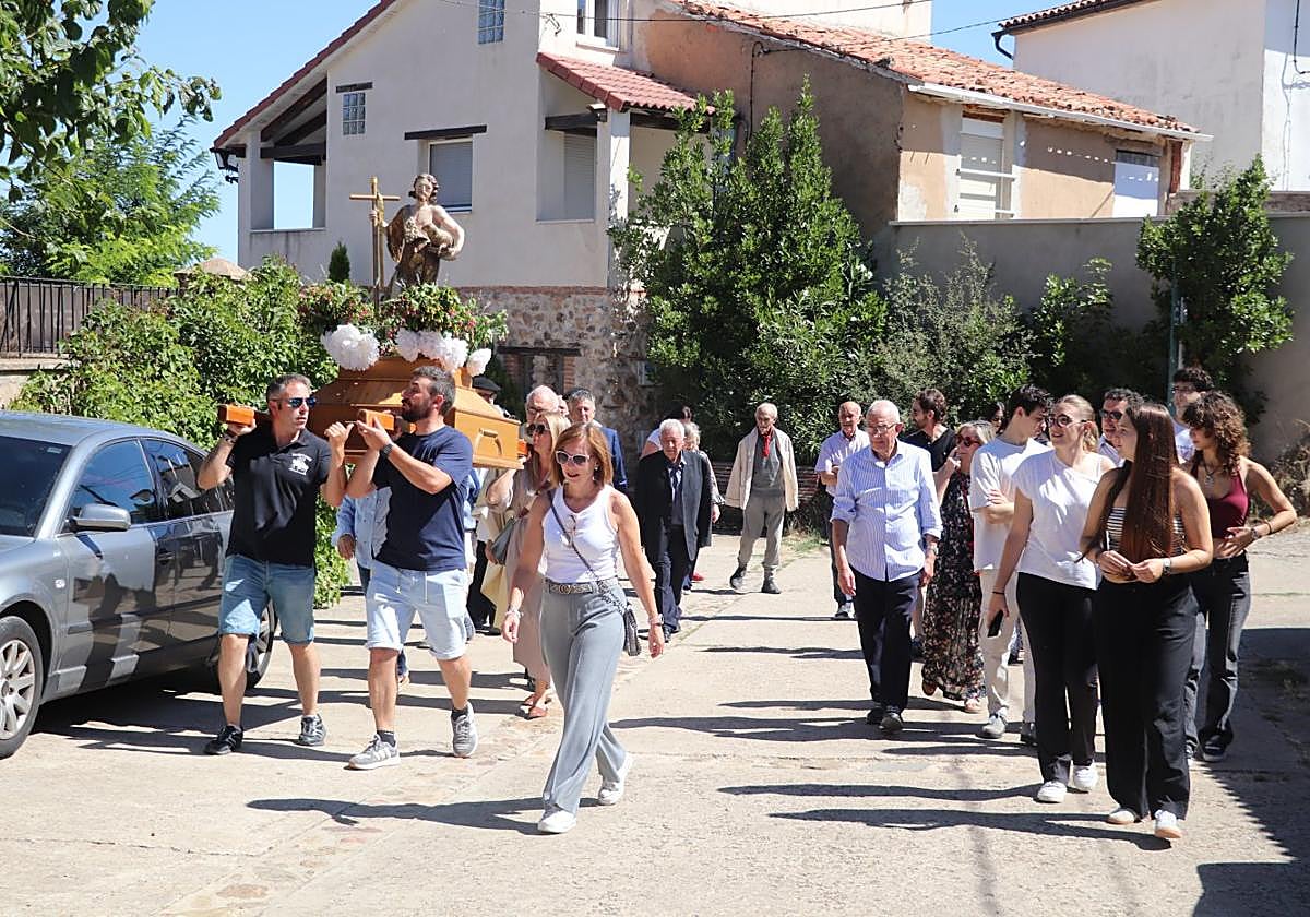 Los vecinos e hijos de Villarroya llevaron en procesión a San Juan antes de la eucaristía en la iglesia.