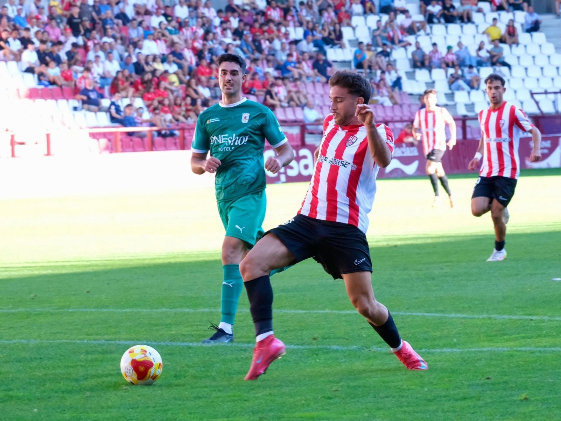 Berto intenta alcanzar el balón.