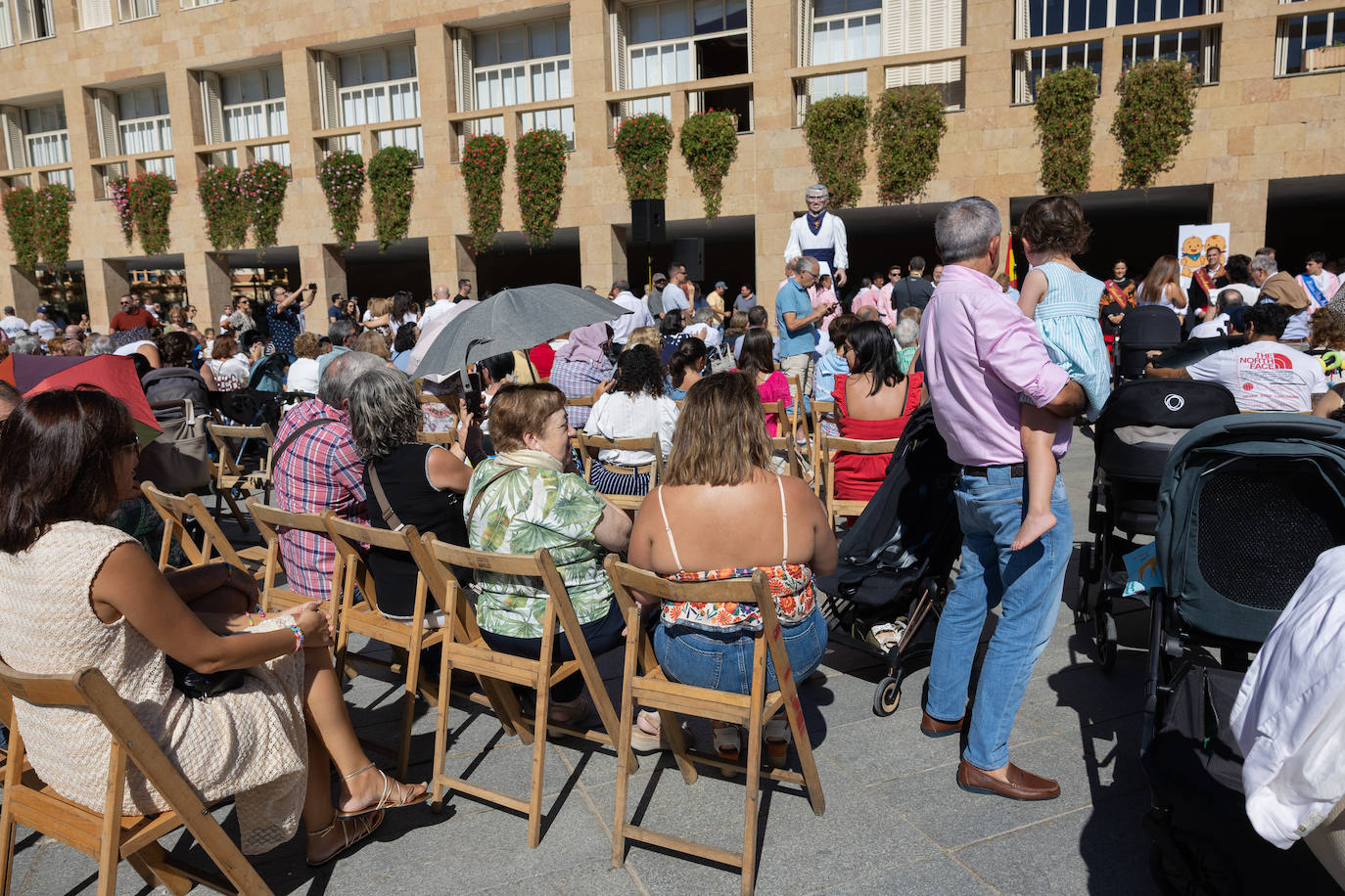 Las imágenes de la imposición de los pañuelos de San Mateo a los bebés