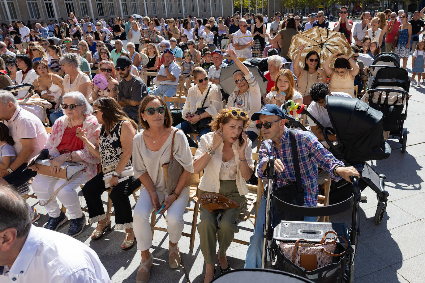 Las imágenes de la imposición de los pañuelos de San Mateo a los bebés