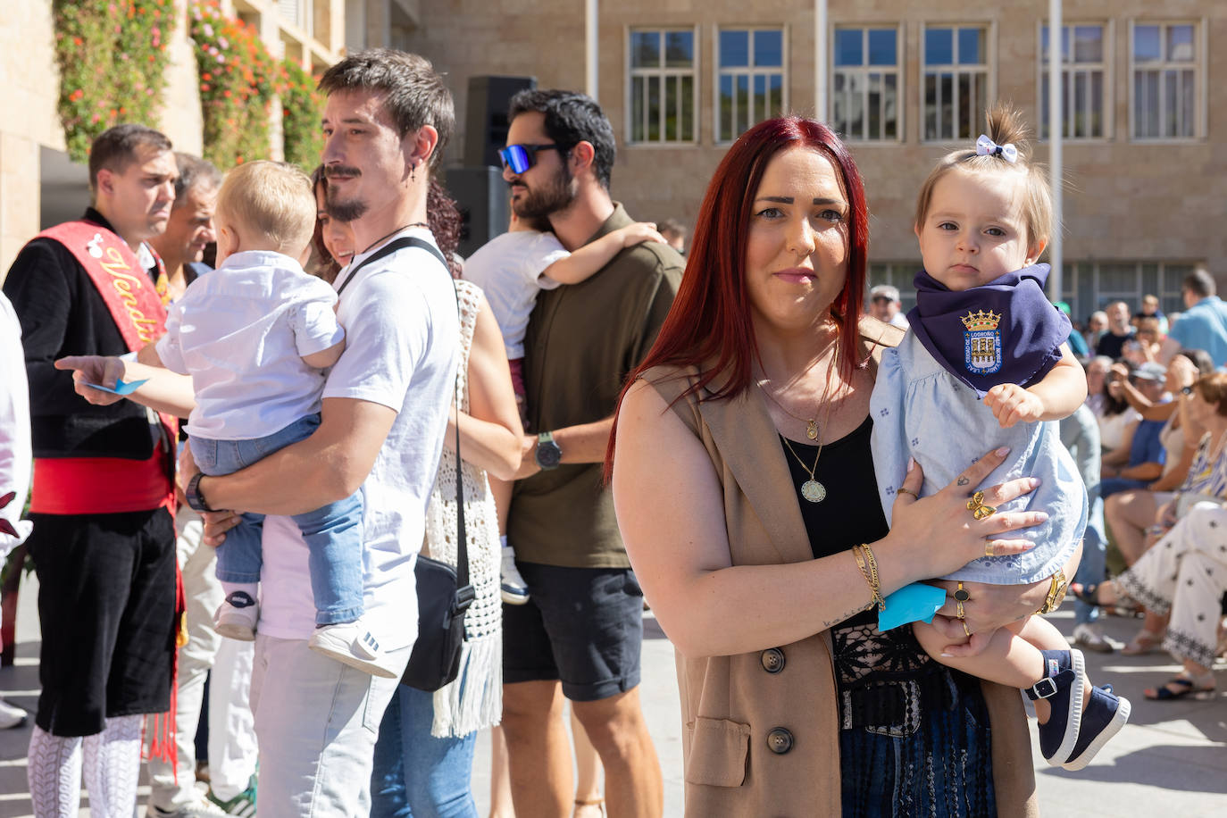 Las imágenes de la imposición de los pañuelos de San Mateo a los bebés