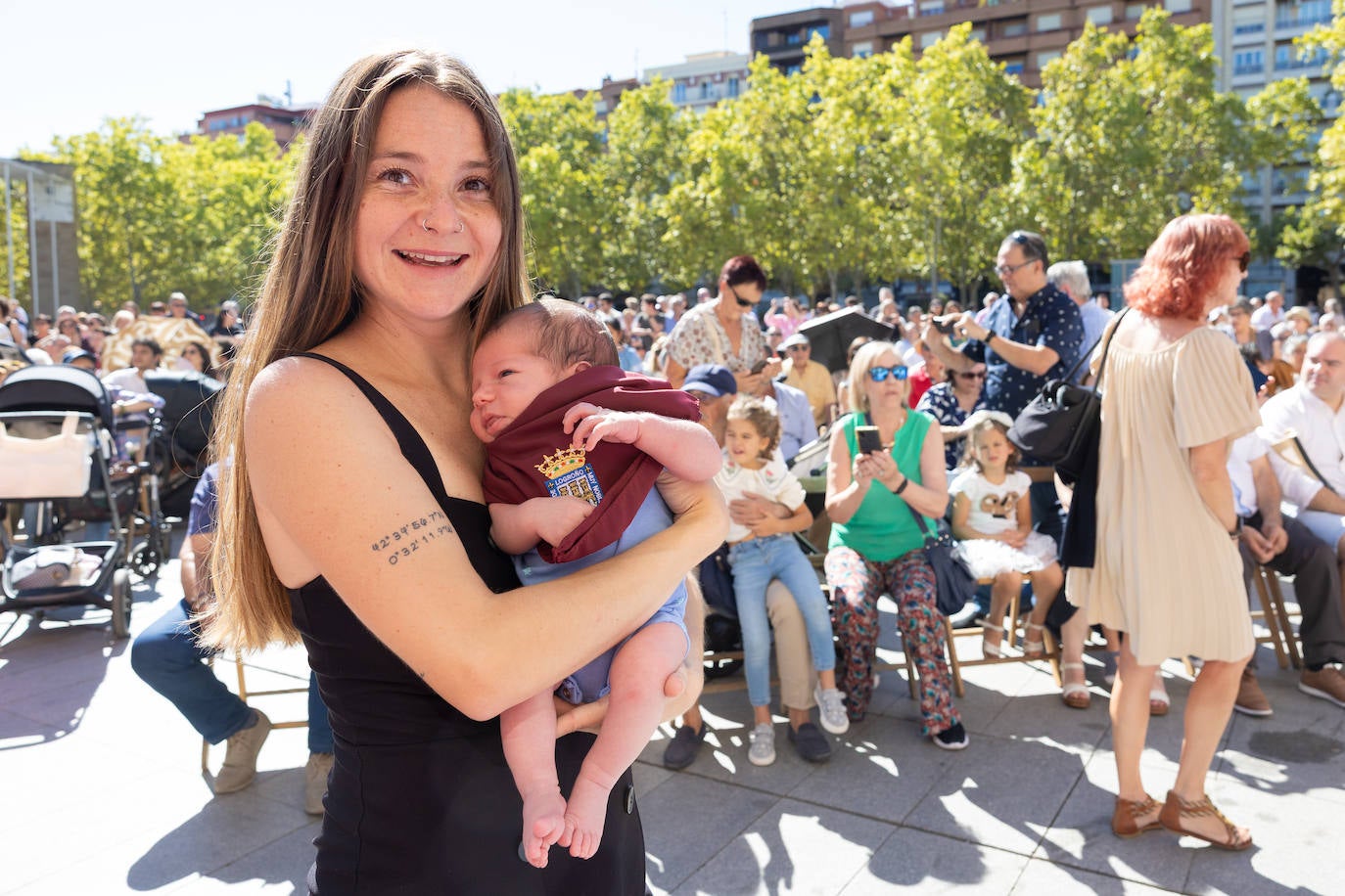 Las imágenes de la imposición de los pañuelos de San Mateo a los bebés
