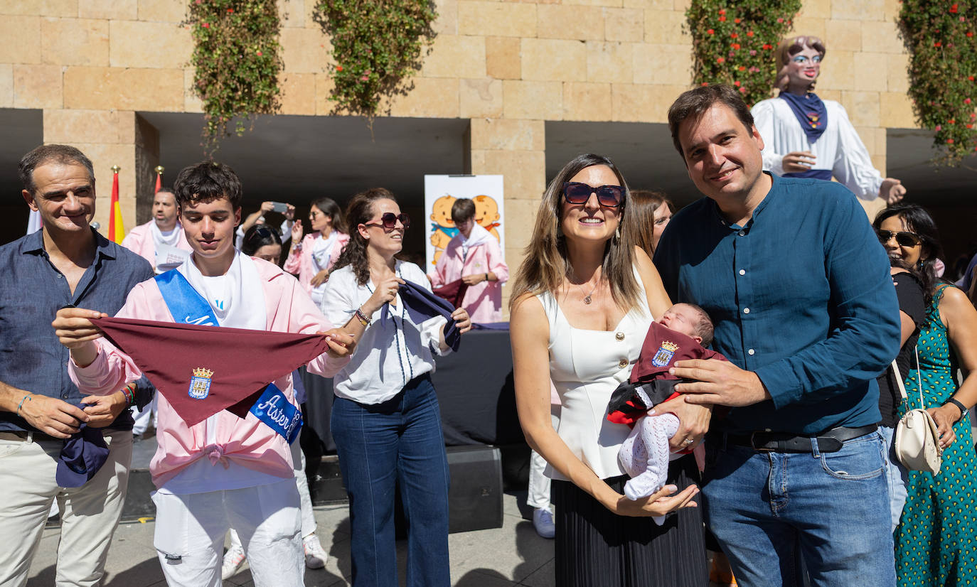 Las imágenes de la imposición de los pañuelos de San Mateo a los bebés