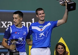 Zabala y Mariezkurrena, con los trofeos de campeones del Masters.