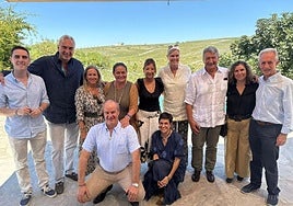 La alcaldesa de Haro, Guadalupe Fernández (centro), acompañada de representantes de Bodegas Muga y Santa Petronila.