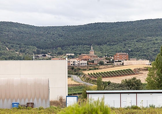 Las instalaciones de Buscaminas en el polígono industrial La Rad, que proyecta ampliar sus instalaciones, con Sotés al fondo.