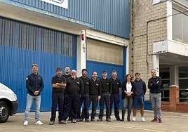 Plantilla de trabajadores en Santo Domingo, a la entrada de las instalaciones de Caravanas Rioja.