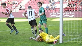 Toño Ramírez atrapa el balón junto al poste izquierdo.