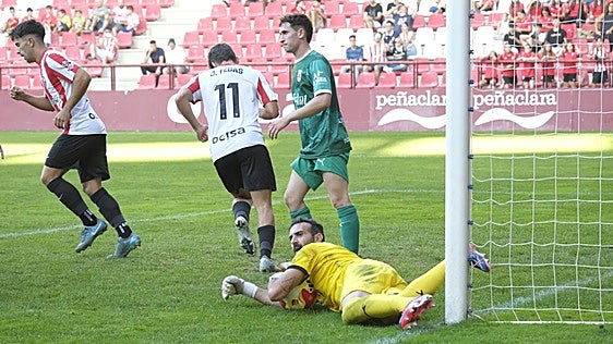 Toño Ramírez atrapa el balón junto al poste izquierdo.