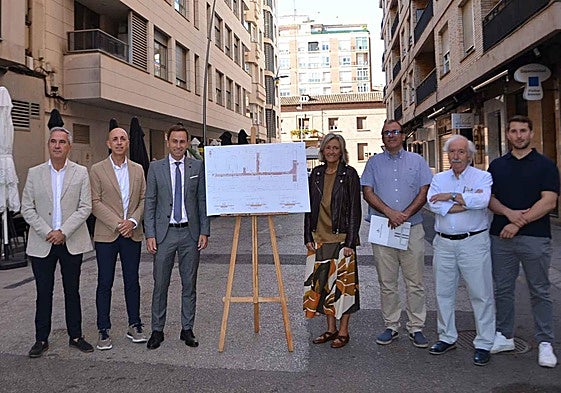 Antonio Mazo, Óscar León, Daniel Osés, Mónica Arceiz, Óscar Callejo, Juan Esteban Ameyugo y David Navarro, con el anteproyecto de la obra, en la calle Paletillas.