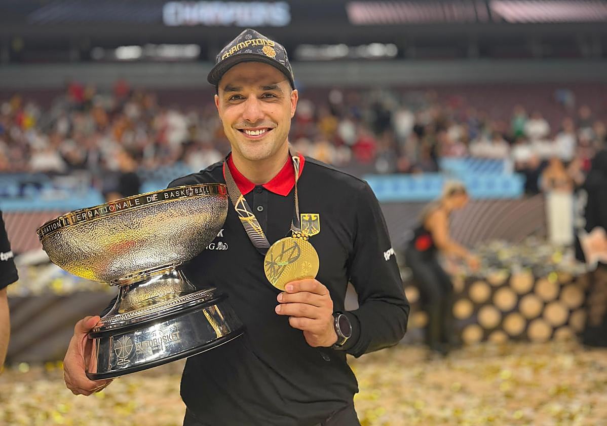 El riojano Roberto Molina, con el trofeo de campeón del Eurobasket y la medalla de oro.
