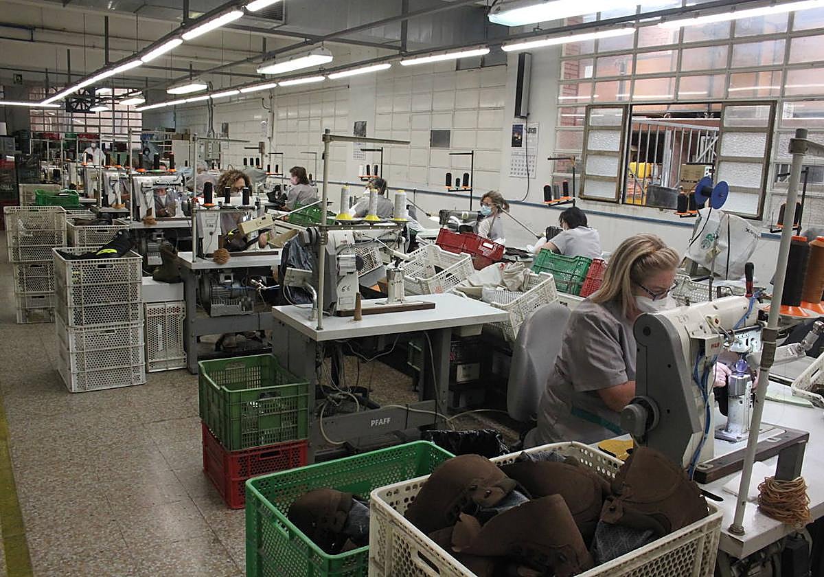 Trabajadoras del sector del calzado arnedano, en una imagen de archivo.