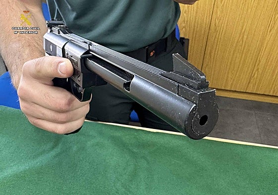 El arma intervenida por la Guardia Civil.