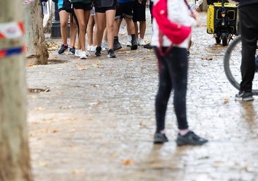Compañeras de Eman: «Le deberían dejar asistir a clase con velo»
