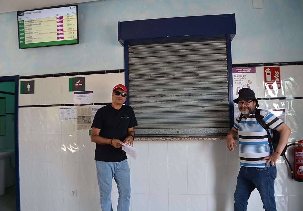 Juan Carlos Mejía y Carlos Ardenales, ante la taquilla cerrada,