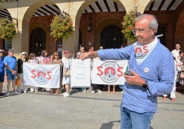 Castiella muestra, en la concentración de ayer, un documento en el que se señalan las firmas recogidas por la plataforma SOS Hospital Calahorra.